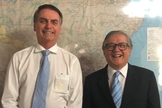 Presidente eleito Jair Bolsonaro ao lado do filósofo e professor Ricardo Vélez Rodríguez, escolhido ministro da Educação. (Foto: Divulgação)