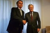 Presidente eleito Jair Bolsonaro ao lado de John Bolton, assessor da Casa Branca. (Foto: Jair Bolsonaro/Redes Sociais)
