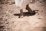 Sandálias também falam de movimento, de dinâmica. Falam sobre a poeira nos pés dos processos da vida. (Imagem: Youtube)