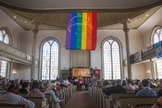 Bandeira LGBT estendida na Igreja Unitária da Providência, uma denominação classificada como inclusiva. (Foto: First Unitarian Church of Providence)