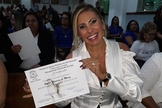 Angela Bismarchi recebeu o diploma do Discipulado Plenitude de Vida. (Foto: Divulgação)