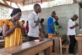 Cristãos africanos durante adoração na Igreja Metodista Unida da Nova Jerusalém em Abidjan, na Costa do Marfim. (Foto: UMNews)