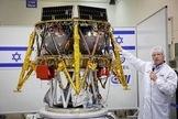 Apresentação da cápsula Gênesis (Beresheet) que levará símbolos nacionais de Israel e informações científicas e culturais à Lua. (Foto: Divulgação/SpaceIL)
