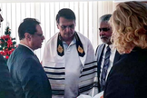 Usando um talit judaico, o presidente eleito Jair Bolsonaro recebe oração do pastor Mario Bramnick. (Foto: Reprodução/Instagram)