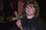 Rachel Davis testemunha incêndio na igreja pastoreada pelo pai onde cruz foi encontrada intacta. (Foto: Reprodução/Channel News 3)