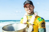 Gabriel Medina com seu troféu de bicampeão do Circuito Mundial de Surfe. (Foto: Kelly Cestari/World Surf League)