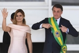 Presidente Jair Bolsonaro ao lado de sua esposa, Michelle Bolsonaro, no Palácio do Planalto, em Brasília. (Foto: Evaristo Sá/AFP)