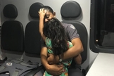Foto de Eloah orando pela soldado Rosena Gottardo em Iguape, litoral de São Paulo. (Foto: Arquivo Pessoal)