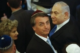 Jair Bolsonaro e o primeiro-ministro de Israel, Benjamin Netanyahu, visitam a sinagoga Kehilat Yaacov, em Copacabana, no Rio de Janeiro. (Foto: Fernando Frazão/Agência Brasil/Agência O Globo)