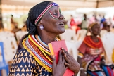 Extasiada, mulher Rendille coloca Novo Testamento traduzido para seu idioma perto do coração. (Foto: Esther Havens)