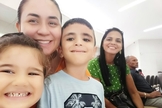 Família reunida na igreja para testemunhar o milagre na vida de Renan e Giovana. (Foto: Arquivo Pessoal/Thayane Maia)
