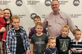 Tito (com camiseta estampada com uma cruz) e sua família participam da The Summit Church em Conway, Arkansas. (Foto: Arquivo pessoal/Jason e Sarah Everett)