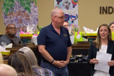 Pastor Chris Everson (centro) recebe em nome da Igreja Metodista Unida um agradecimento do Distrito Escolar de Roise. (Foto: NBC 5)