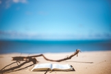 Bíblia na areia da praia. (Foto: Ben White/Unsplash)