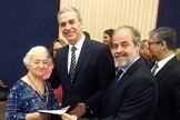 Maria Ribeiro recebe seu certificado de ordenação do Superintendente Geral David Busic e seu filho, Superintendente Distrital Elio Tomaz. (Foto: Divulgação/NCC News)
