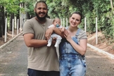 Israel Salazar ao lado da esposa, Priscila, e do filho, Emanuel. (Foto: Reprodução/Facebook)