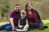 Greg (esquerda), Jody (direita) afirmam que o filho Jayden (abaixo), de apenas 5 anos, quer ser uma menina. (Foto: Daily Mail)