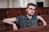 Imagem ilustrativa: homossexual na igreja. (Foto: Mikail Duran/Unsplash)