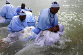 Os membros da igreja de Muchinjikwa são batizados na praia de Southend. (Foto: Reprodução/Reuters).