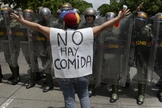Mulher protesta contra escassez de alimentos que atinge a Venezuela, em 2016. (Foto: Frederico Parra/AFP/Getty Images)