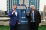 A Watergen doou ao Brasil dez máquinas de médio porte, como a da foto, que podem produzir até 900 litros de água potável por dia. (Foto: Instagram/Marcos Pontes)