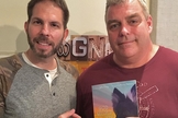 John Gray (à direita) e seu livro infantil “God Needed a Puppy”. (Foto: Reprodução/ WGNA)