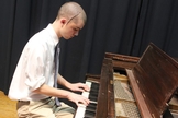 Dallin Rehl, 18 anos, toca “Odyssey” sua composição pessoal, em um piano na sexta-feira, uma semana depois de cirurgia no cérebro. (Foto: Janelle Patterson/Marietta)
