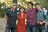 Jake McEntire (1º à esquerda), Frances Fisher, Tanner Stine e Evan Hofer em “Run the Race” (Foto: Divulgação)