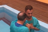 Agustin Fernandez foi batizado na Igreja Apostólica Novidade de Vida, em São Paulo. (Foto: Reprodução/Facebook)