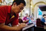 Chinês lê Bíblia em igreja na China. (Foto: Reprodução/Dayli Signal)