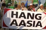 Islâmicos em protesto para exigir a execução da cristã Asia Bibi no Paquistão, em 4 de novembro de 2018. (Foto: Reprodução/YouTube)