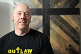 Chris Swales foi ferido no Iraque e agora é ministro da Igreja de Badlands. (Dani Fitzgerald/ECL)