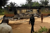 Casa incendiada por militantes Fulani na Nigéria em abril de 2016. (Foto: Reprodução/UReports)