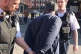 Pregador cristão foi preso por pregar a palavra de Deus na porta do metrô de Londres. (Foto: Reprodução/Facebook)