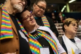 Decepção estampa semblante dos que apoiam o casamento gay na igreja Metodista Unida americana que votou contra a união. (Foto: Sid Hastings/AP)