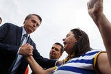 O presidente Jair Bolsonaro recebeu oração da paraibana Mirtis Hortência, de 57 anos. (Foto: Daniel Marenco/Agência O Globo)