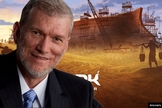 Ken Ham e ao fundo réplica em tamanho natural da Arca da Aliança. (Foto: Reprodução/YouTube)