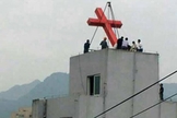 Cruz sendo retirada do topo do prédio da Igreja Cristã de Chengdong (Foto: Reprodução/ChinaAid)
