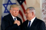 Presidente dos EUA, Donald Trump, e o primeiro-ministro israelense, Benjamin Netanyahu, apertam as mãos em Jerusalém. (Foto: Reuters/Ronen Zvulun)