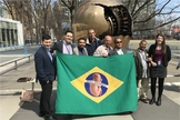 Participantes e apoiadores da Campanha Pró-Vida, segurando bandeira pró-vida do Brasil nas Nações Unidas. (Foto: Reprodução/LN)