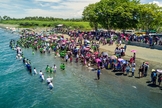 Pessoas sendo batizadas na Ilha Mindoro, nas Filipinas, em 2017. Cerca de 1.400 pessoas foram batizadas após reuniões evangelísticas, que precedem uma campanha nacional em 2018. (Foto: Nick Knecht/AWR)