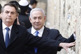 Presidente brasileiro Jair Bolsonaro e primeiro-ministro israelense Benjamin Netanyahu oram no muro ocidental, o local mais sagrado onde os judeus, na Cidade Velha de Jerusalém em 1 de abril de 2019. (Foto de Menahem KAHANA / POOL / AFP)