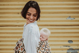 Atriz Bruna Marquezine carregando um bebê albino em Kuito, Angola. (Foto: Vatanabe Cruz)