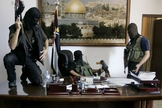 Integrantes do Hamas tomam o escritório do presidente palestino Mahmoud Abbas, em 2007 (Foto: Reprodução/AP)
