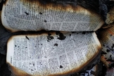 Bíblia queimada por radicais hindus na Índia. (Foto: Reprodução/CWS)