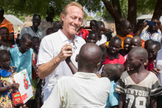 Jerome Flynn encontra crianças marcadas pela brutal guerra civil do Sudão do Sul. (Foto: Reprodução/World Vision)