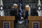Benjamin Netanyahu aperta a mão do presidente de Israel, Reuven Rivlin. (Foto: Menahem Kahana/AFP)