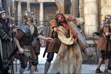 Jesus (Jim Caviezel) carrega a cruz no filme A Paixão de Cristo. (Foto: Reprodução/Icon Productions)