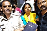Os aldeões entregam a Bíblia à polícia em Lalpur como evidência contra os cristãos de Jharkhand, na Índia. (Foto: Reprodução/Star Morning News)