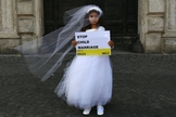 Campanha da Anistia Internacional contra o casamento infantil, em 2016. (Foto: Getty Images)